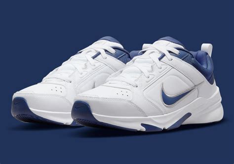 Nike monarch iv women